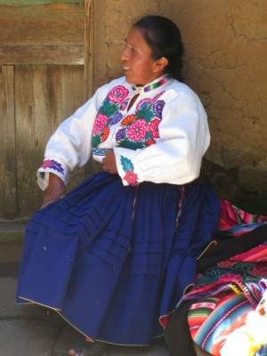 peruvienne de l'ile de Amantani en habit traditionnel