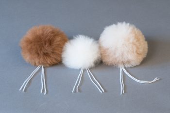 pompons de fourrure / fur-trimmed pompomss