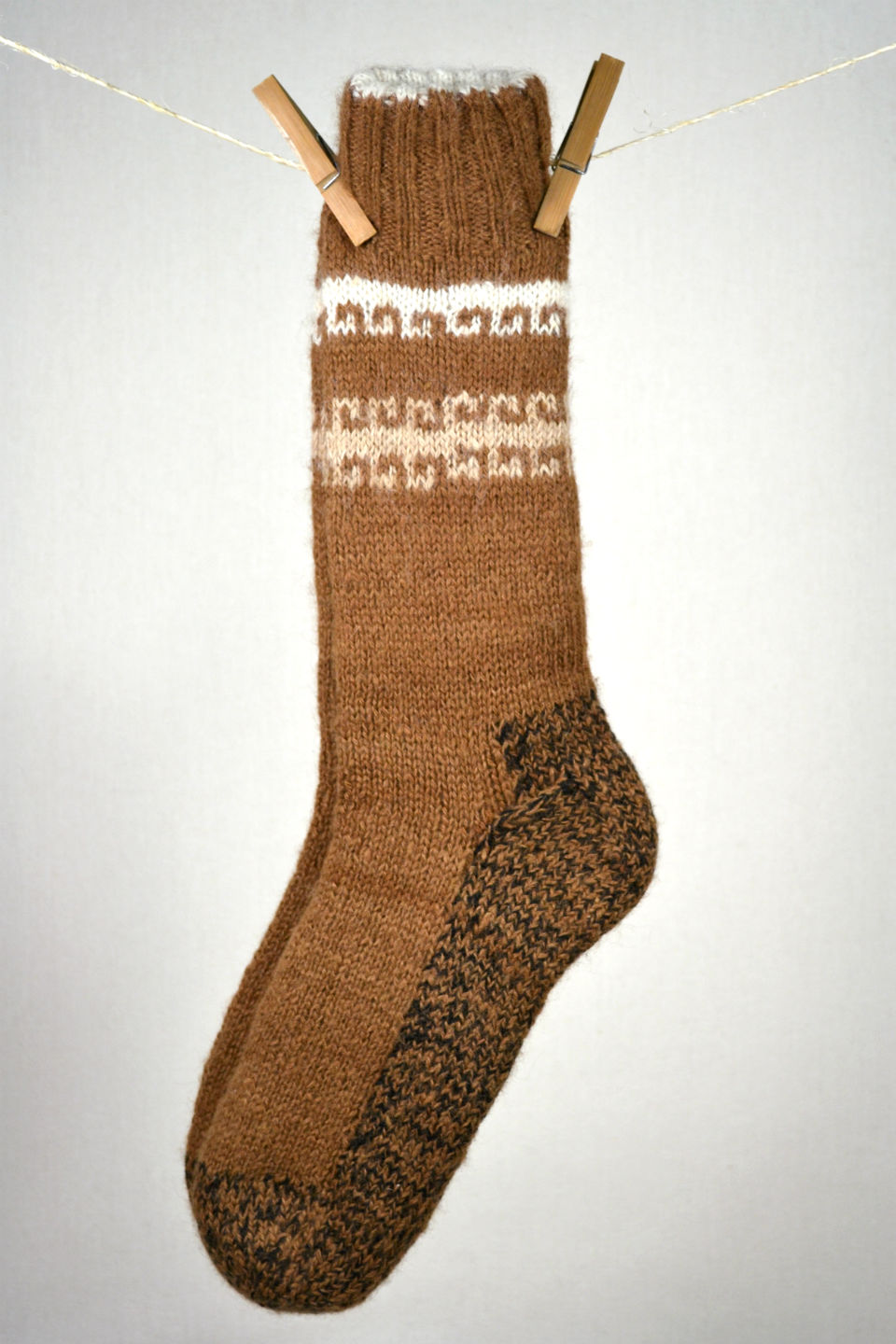 bas chaussettes double épaisseur et réversibles 80% alpaga tricot à la main couleurs naturelles brun à motifs