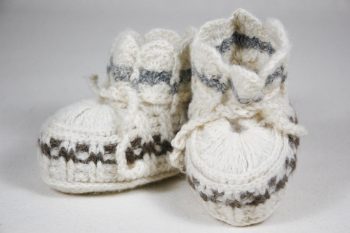 chaussons pour bébé 100% alpaga tricot à la main couleurs naturelles blanc et gris à motifs