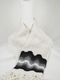 foulard 100% alpaga tricot à la main couleurs naturelles blanc et gris dégradé