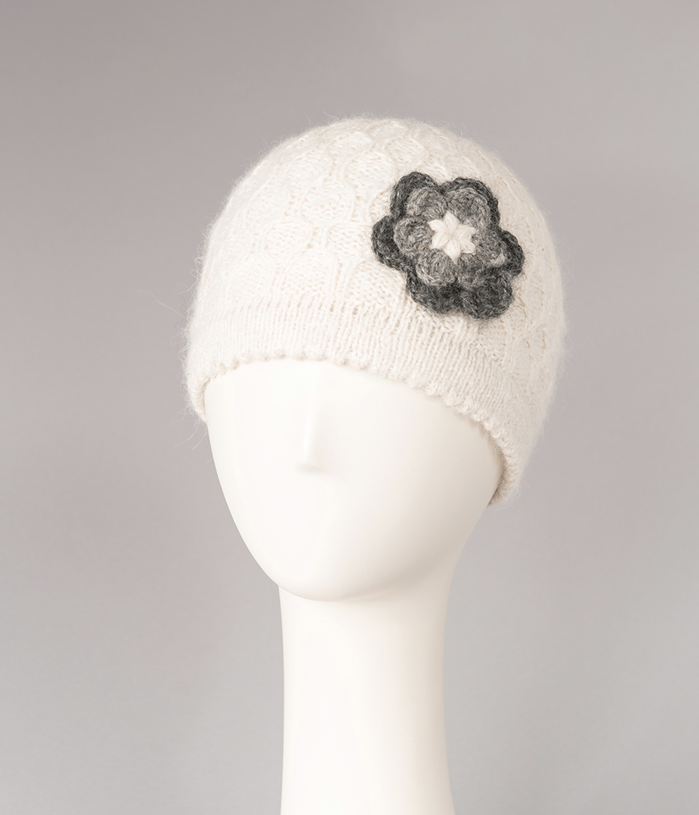 Tuque à fleur  100% alpaga tricoté à la main, blanche