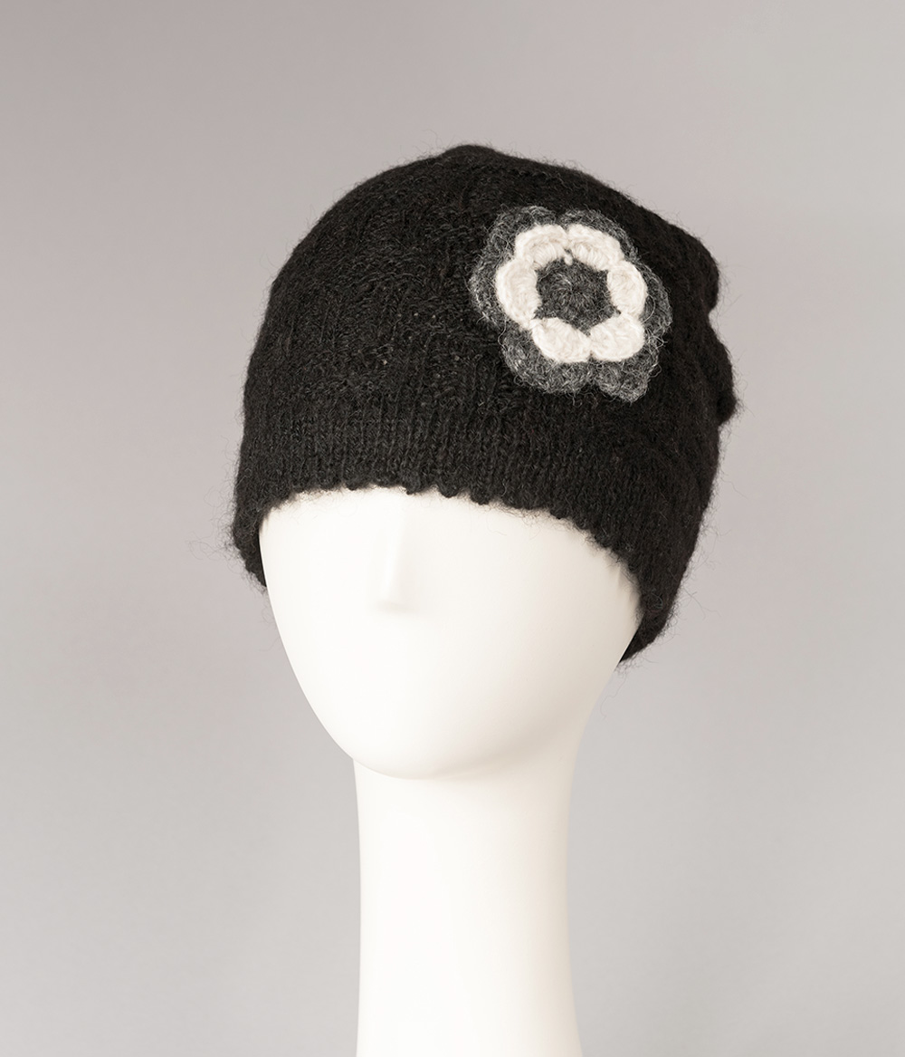 Tuque à fleur 100% alpaga tricoté à la main, noire