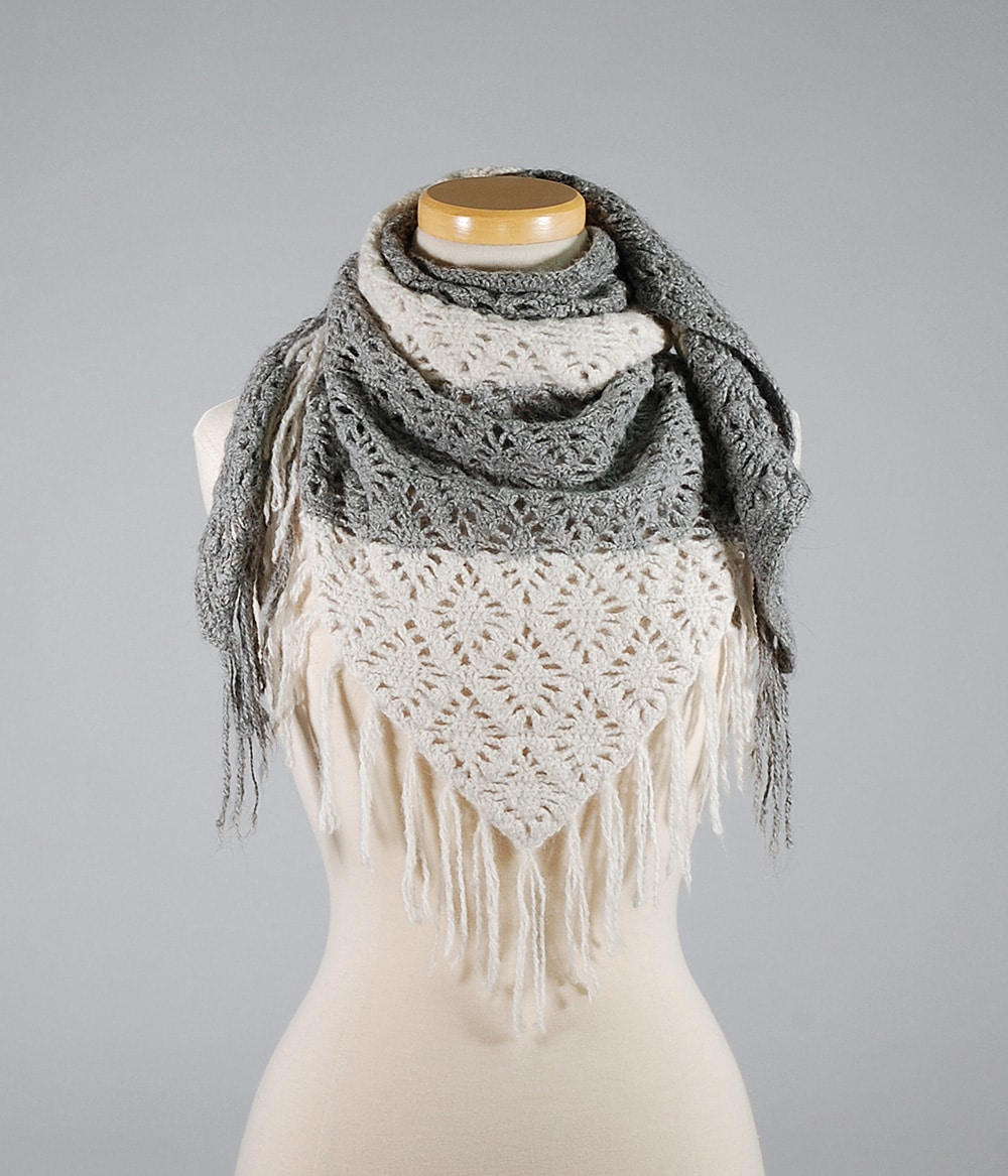 Châle triangulaire 100% alpaga fait à la main au crochet, gris et blanc