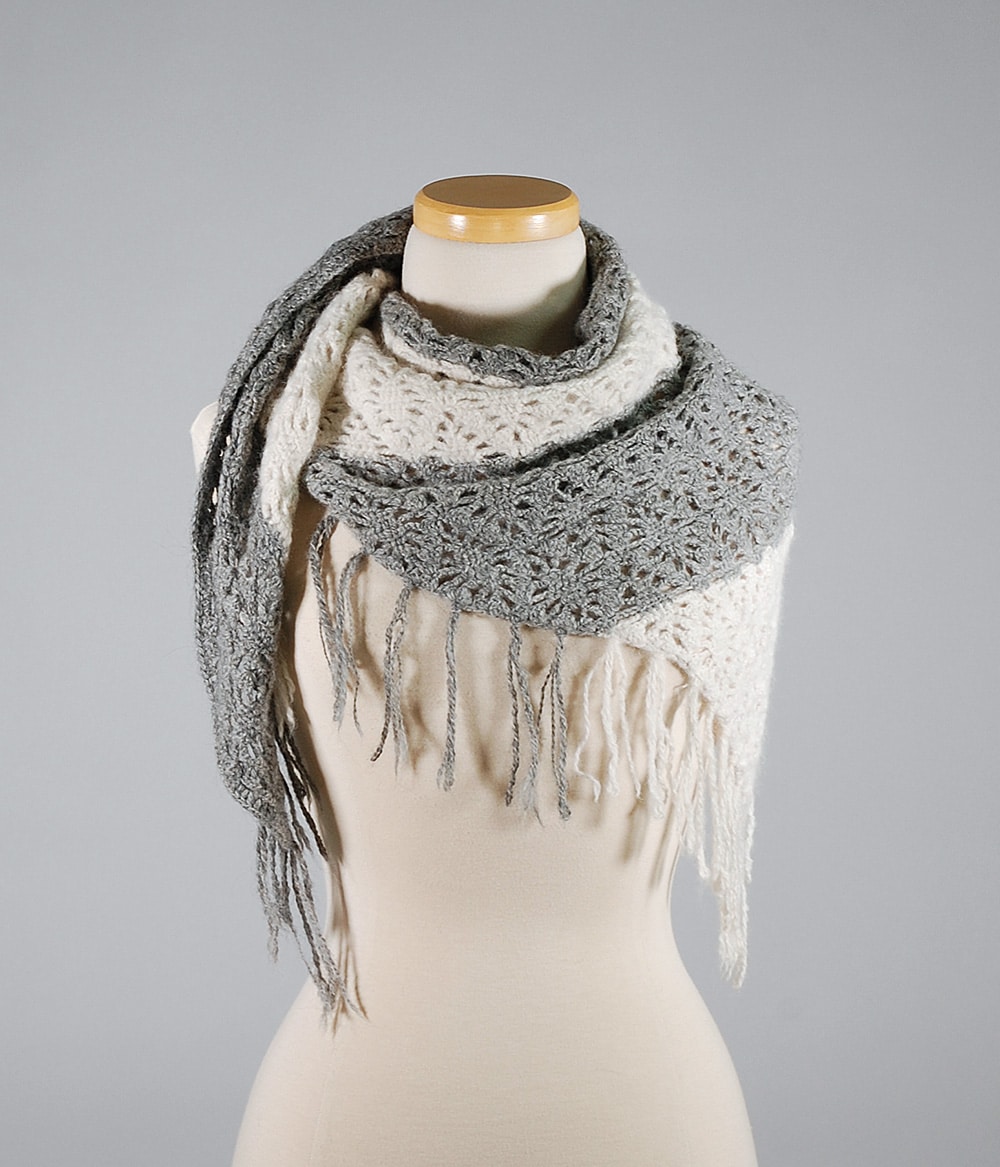 Châle triangulaire 100% alpaga fait à la main au crochet, gris et blanc