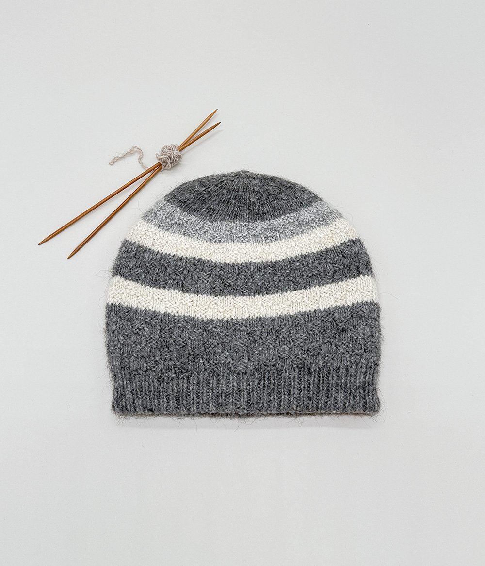 Tuque double et réversible, rayée Tuque double et réversible 100% alpaga tricoté à la main, rayée