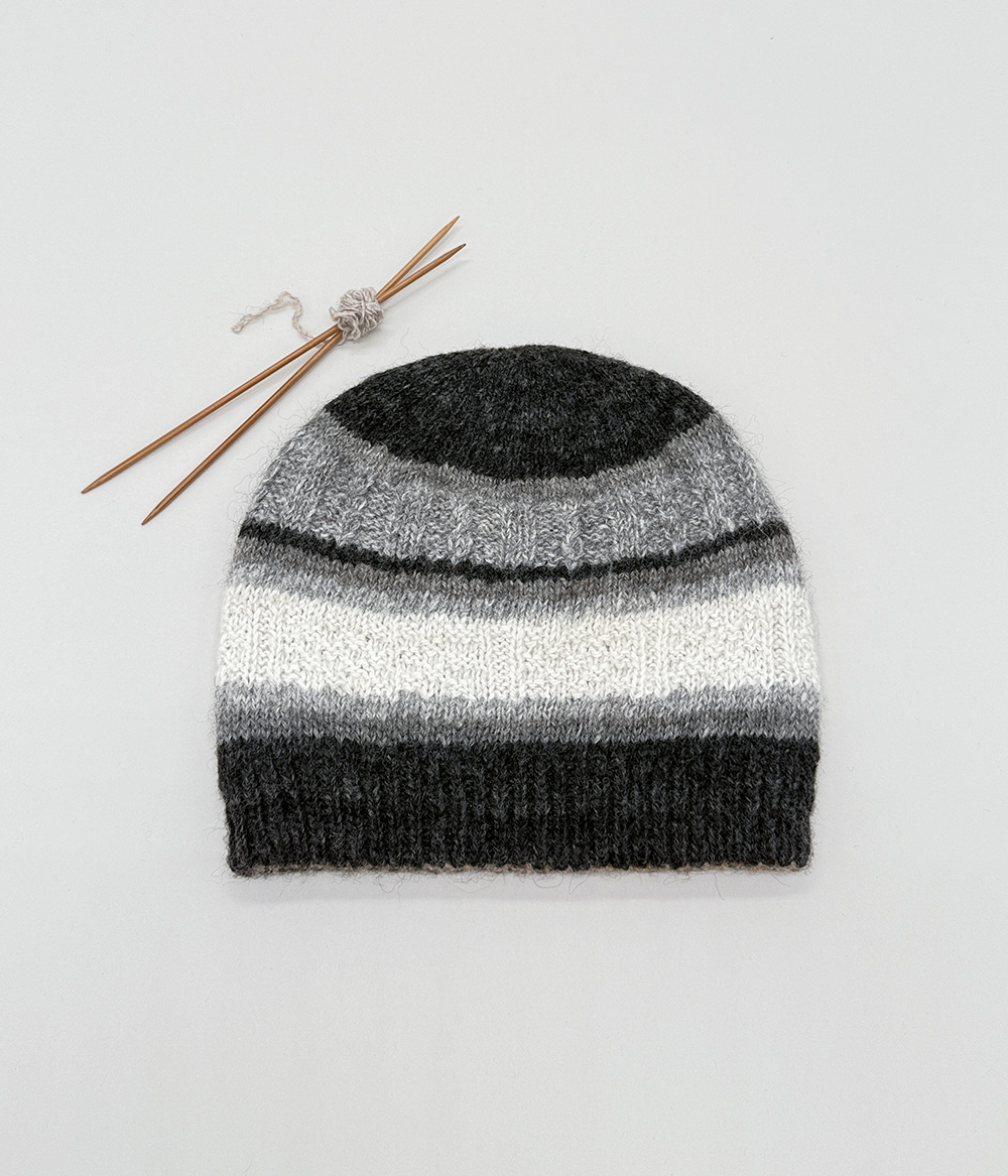 Tuque double et réversible, rayée Tuque double et réversible 100% alpaga tricoté à la main, rayée